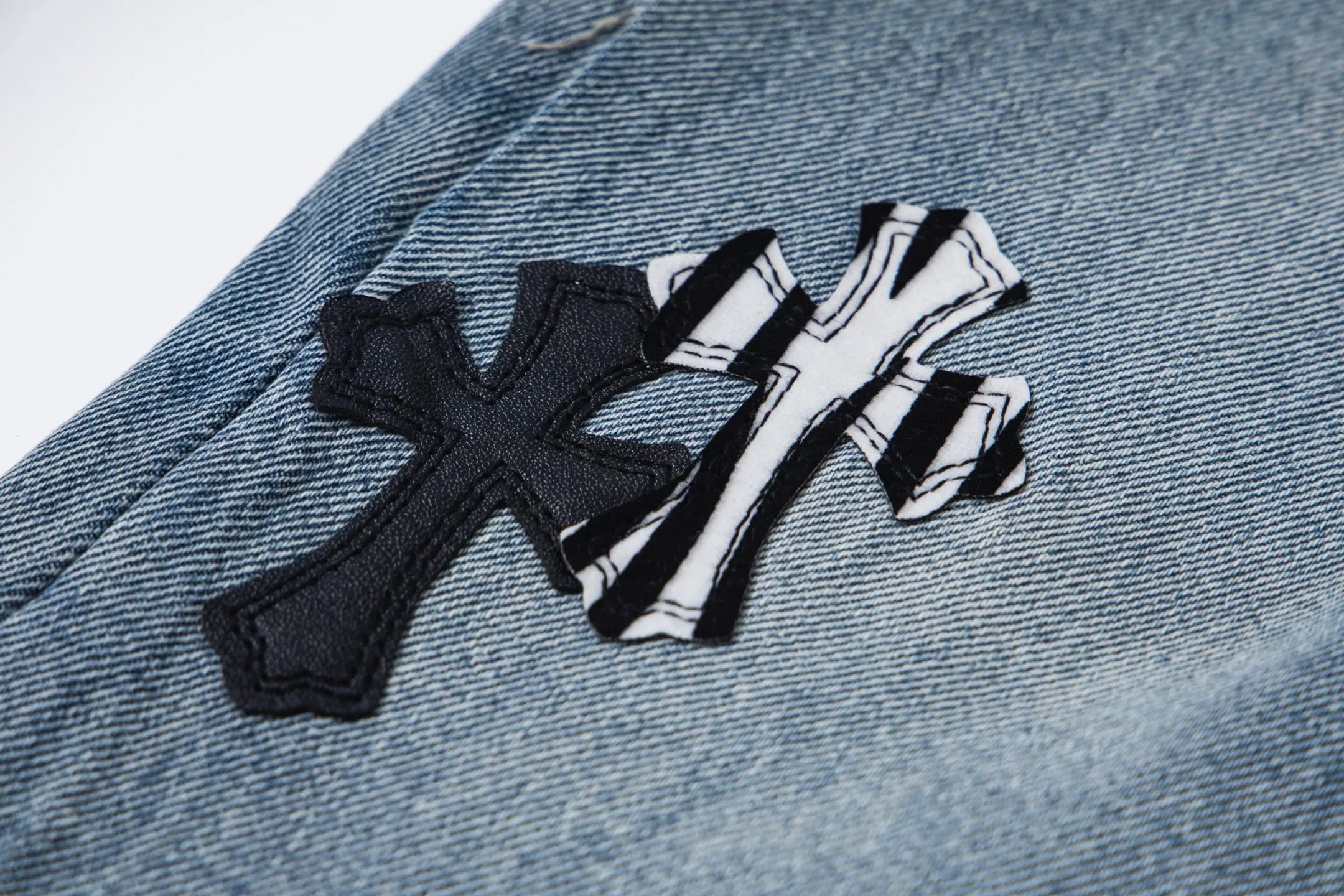💰280 GALLERY DEPT & Chrome hearts Washed jeans with large logo and devil multi-label cross, truly restore the ultimate vintage texture, three-dimensional version, loose and comfortable, not picky about the figure, taller and slimmer, factory-made, original quality control, same style for men and women, can be matched with couples, versatile recommendation, must-have jeans for all seasons, fashionable people have been disappointed. From the quality selection of fabrics, the tailoring of details, and the matching of patterns, they are all impeccable! The upper body is so handsome when worn...it can be easily worn by men, women and children! The craftsmanship is made of heavy-duty washed pure cotton denim fabric. After washing, it is soft and thick. It is very stylish when worn on the body. Style number: 1756 Color: blue Size: 28 30 32 34 36